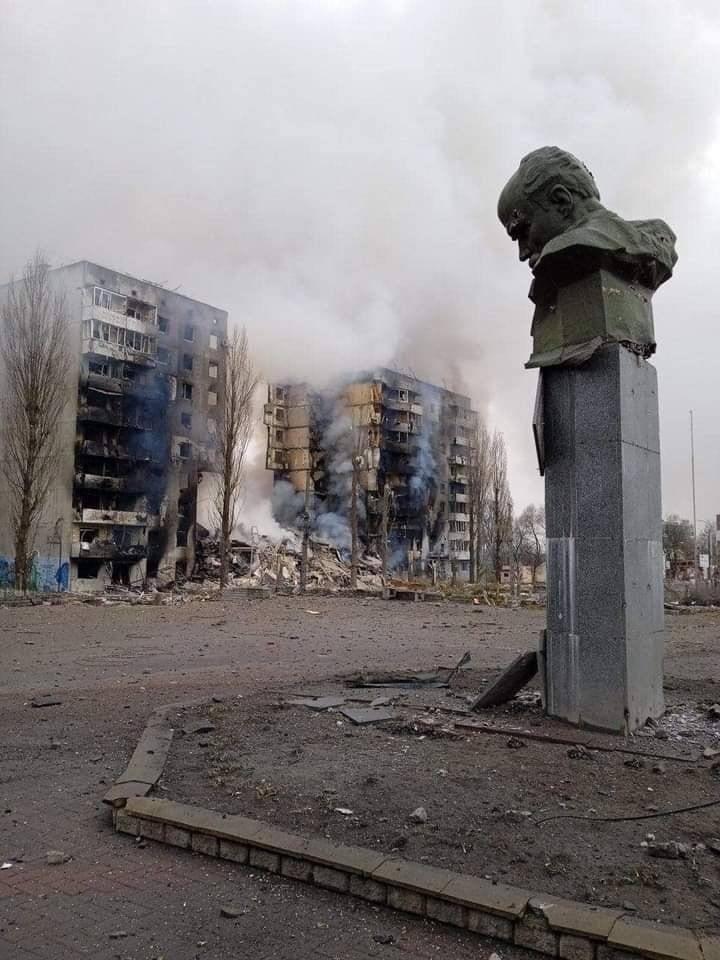 Ukrainian residential building hit by Russian bombs